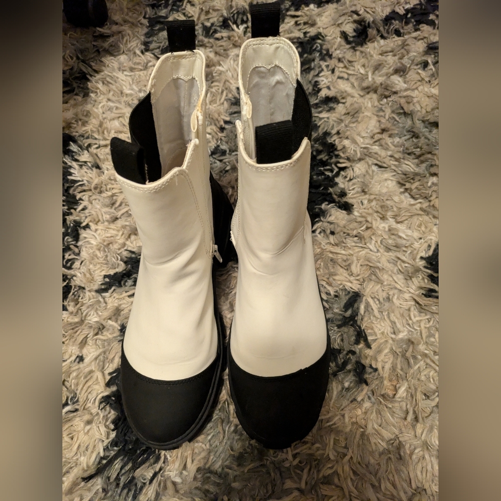 A New Day Devan waterproof white in boots size 8.5